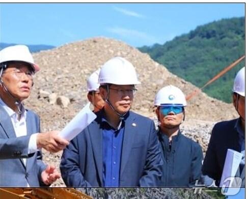 본문 이미지 - 안호영 국회 환경노동위원장&#40;왼쪽 두번째&#41;이 포스코이앤씨가 시공 중인 경남 의령 나들목 경사면 보강공사 현장을 방문해 점검하고 있다.&#40;의원실제공. 재판매 및 DB금지&#41;2025.8.1/뉴스1