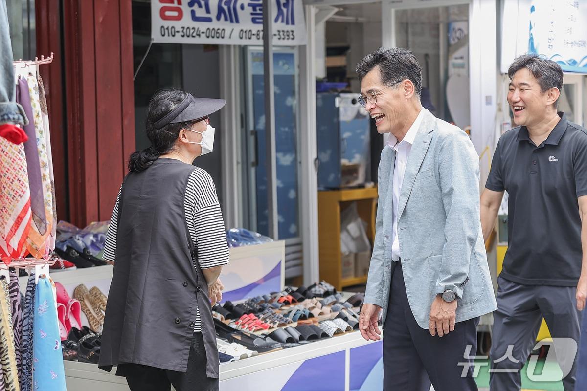 본문 이미지 - 지역 소상공인과 대화하고 있는 이기재 양천구청장.(양천구 제공)