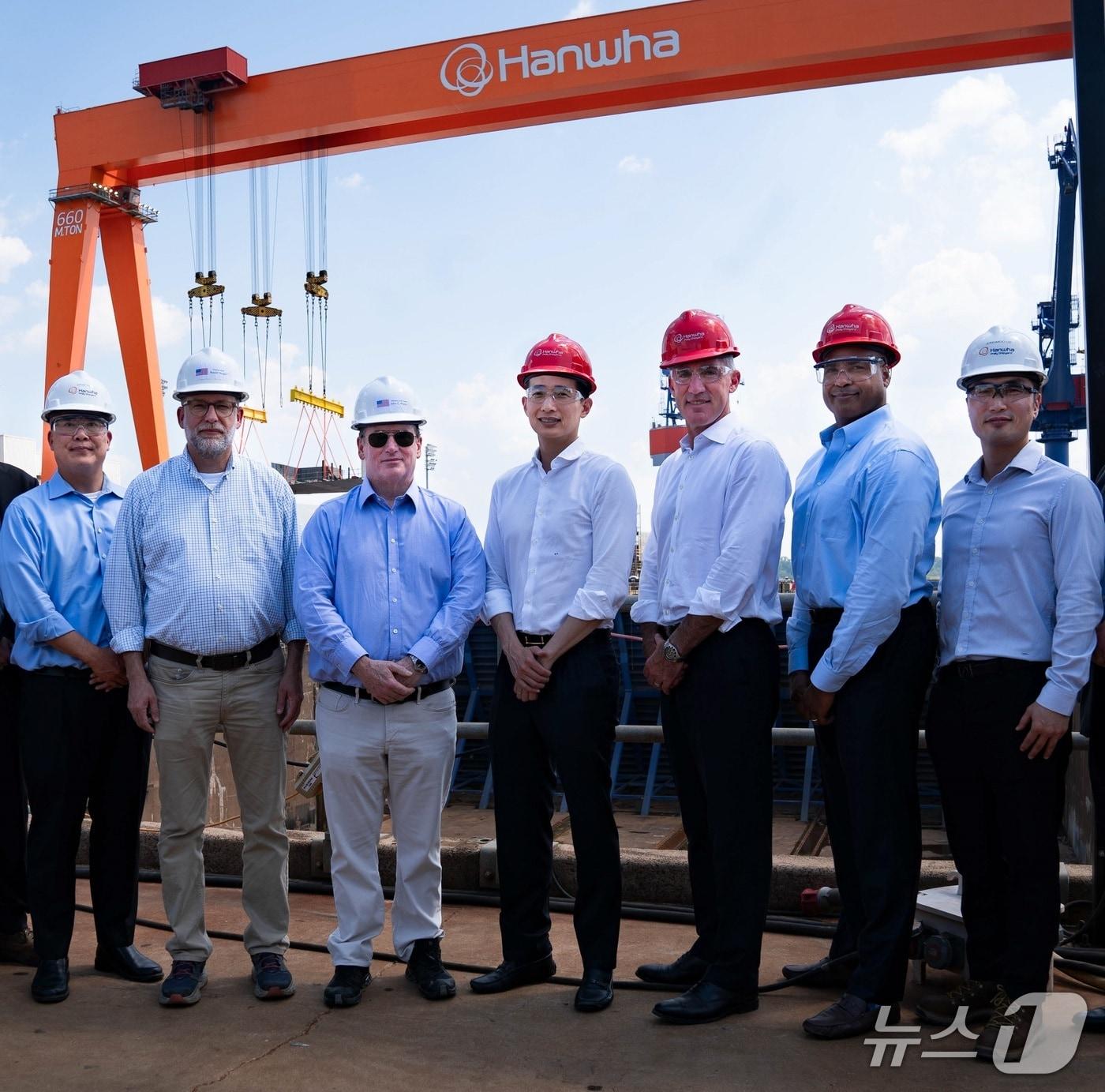 본문 이미지 - 존 펠란 미 해군성 장관, 러셀 보트 백악관 예산관리국장이 미 펜실베이니아주 필라델피아의 필리조선소를 방문해 기념촬영한 모습&#40;한화 제공&#41;