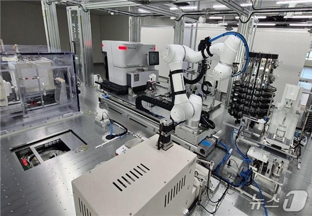 본문 이미지 - 양극 소재 자율 탐색 실험실 내부(KAIST 제공) /뉴스1