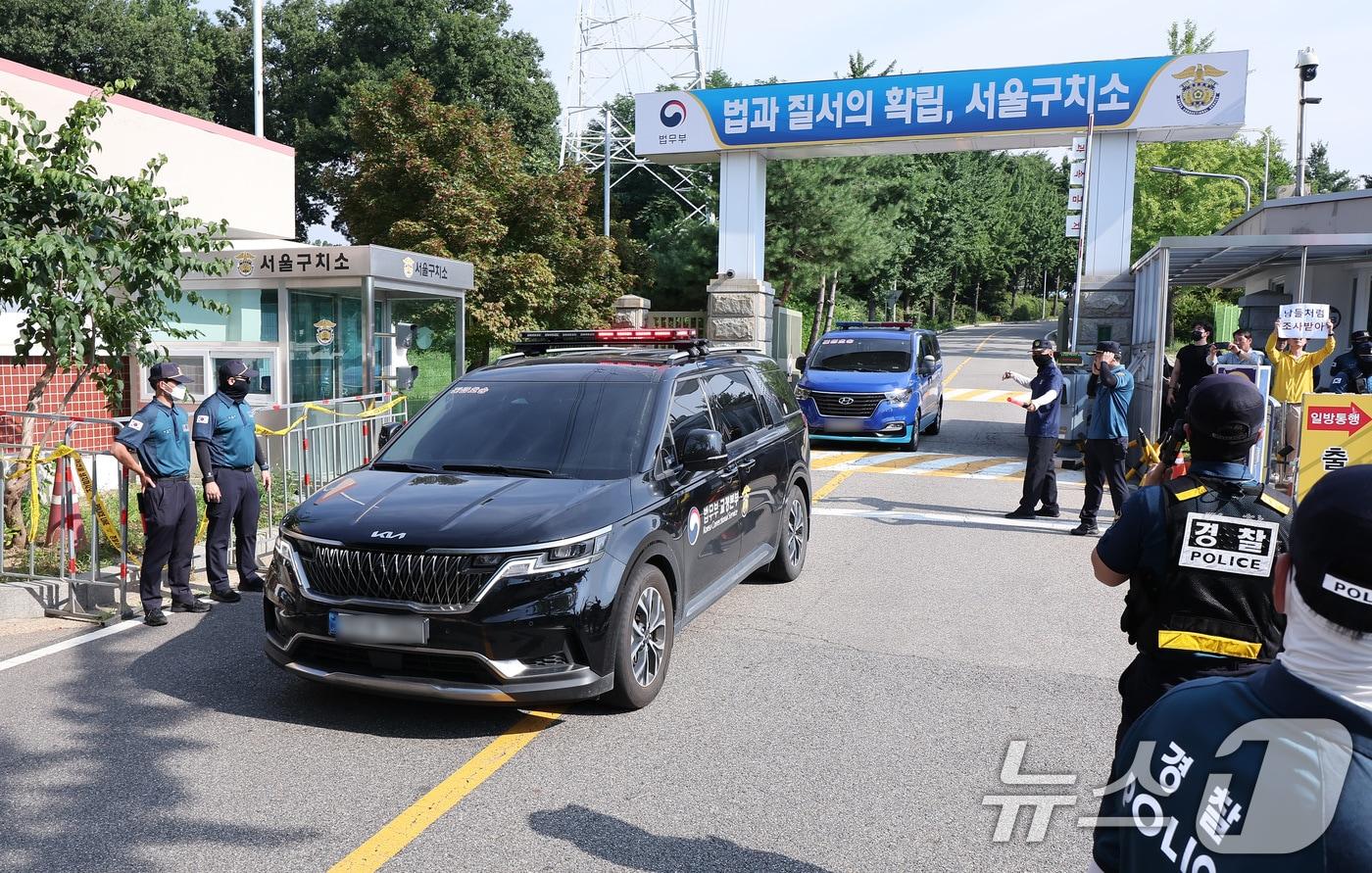 김건희 여사의 각종 의혹을 수사하는 김건희 특검팀&#40;특별검사 민중기&#41;이 윤석열 전 대통령에 대한 체포영장 집행에 나선 1일 오전 경기도 의왕 서울구치소에서 호송차가 나오고 있다.  2025.8.1/뉴스1 ⓒ News1 김성진 기자