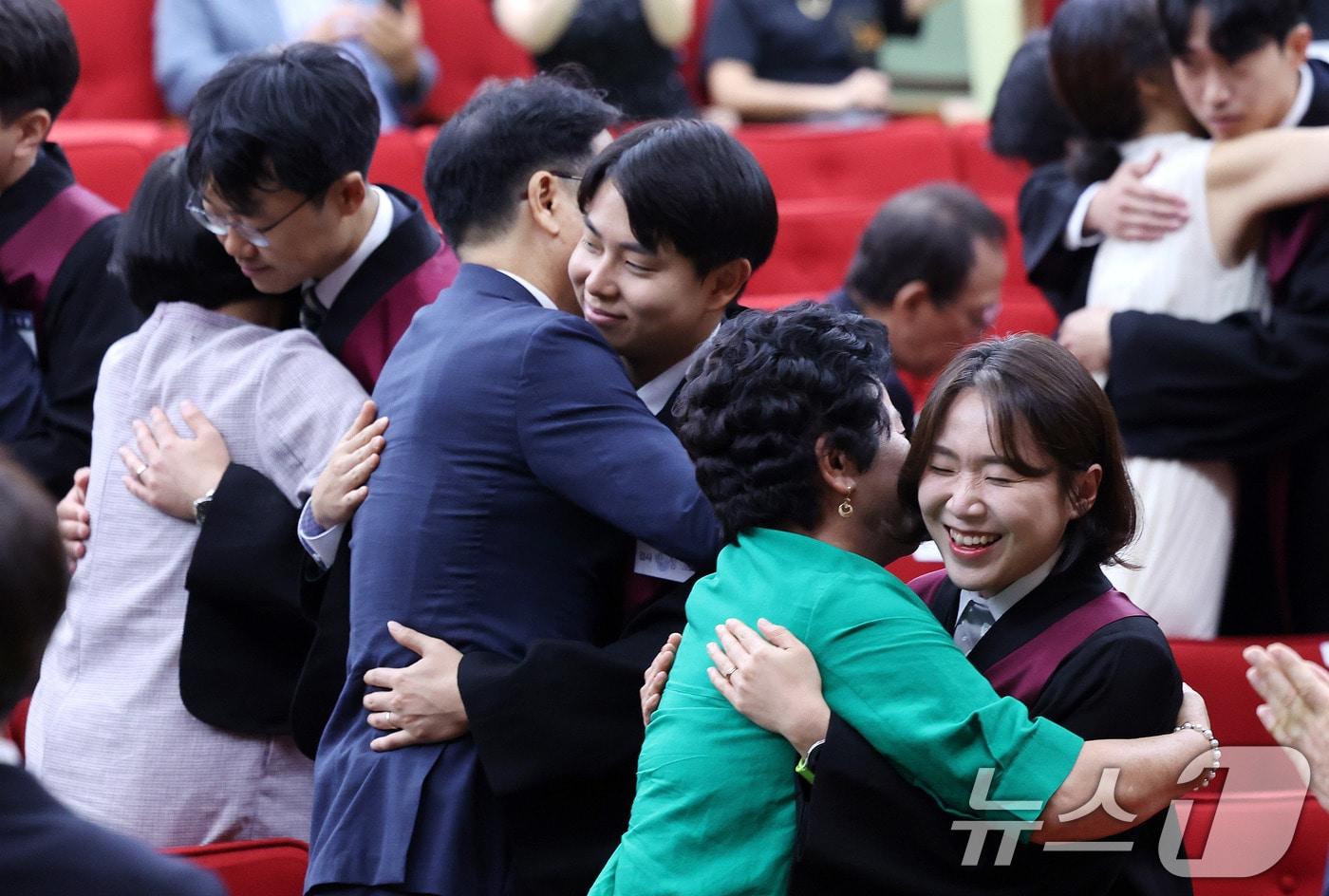 1일 경기 과천 정부과천청사 법무부에서 열린 2025 하반기 신임검사 임관식에서 신임 검사들이 부모님과 포옹을 하고 있다. 2025.8.1/뉴스1 ⓒ News1 박지혜 기자