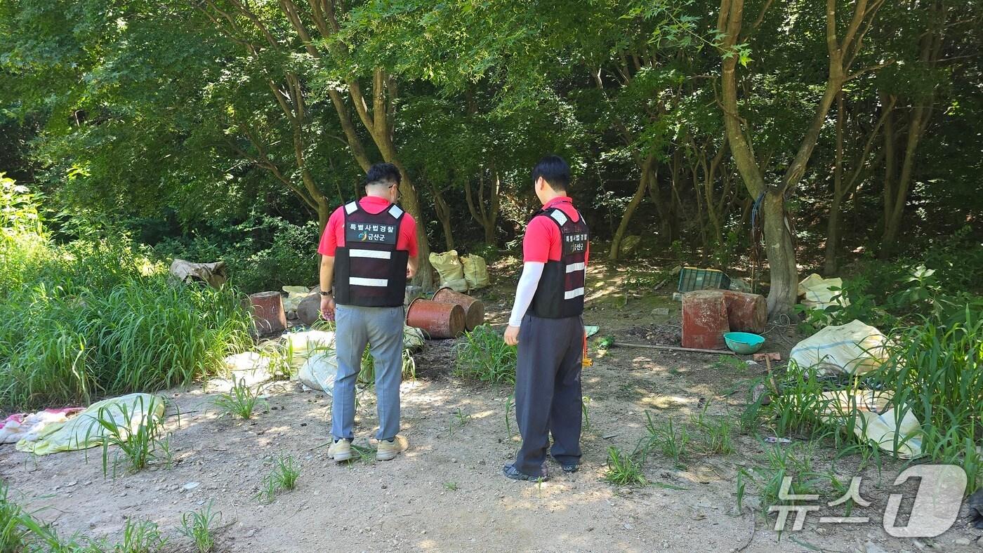 축산농가 점검 모습(금산군 제공.재판매 및 DB 금지)/뉴스1