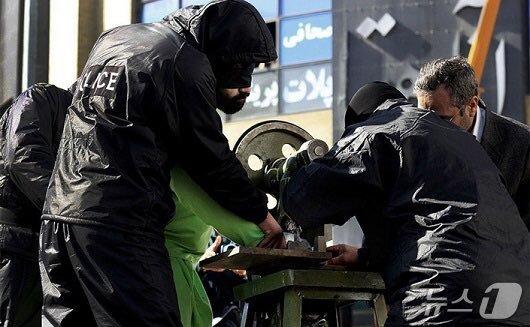 본문 이미지 - 이란에서 '신체절단형'을 집행하는 모습. (출처=엑스)/뉴스1