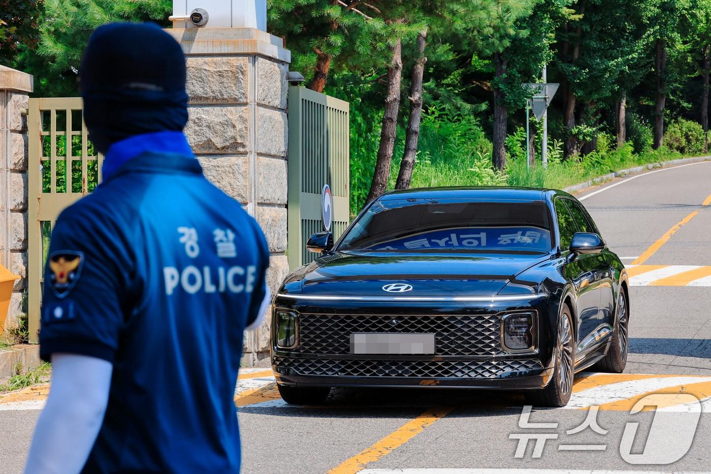 김건희 여사의 각종 의혹을 수사하는 김건희 특검팀&#40;특별검사 민중기&#41;의 윤석열 전 대통령에 대한 체포영장 집행이 실패한 1일 오전 경기도 의왕 서울구치소에서 특검팀이 탄 차량이 서울구치소를 빠져나가고 있다. &#40;공동취재&#41; 2025.8.1/뉴스1 ⓒ News1 김성진 기자