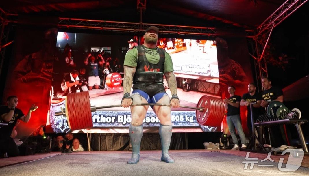 본문 이미지 - 하프소르 비외르든손이 7월 26일&#40;현지시간&#41; 독일 &#39;아이젠하르트 블랙&#39; 스트롱맨 대회에서 505㎏ 데드리프트를 성공한 모습. 2025.08.01. &#40;사진=하프소르 비외르든손 유튜브 @Hafthorjulius 캡처&#41;