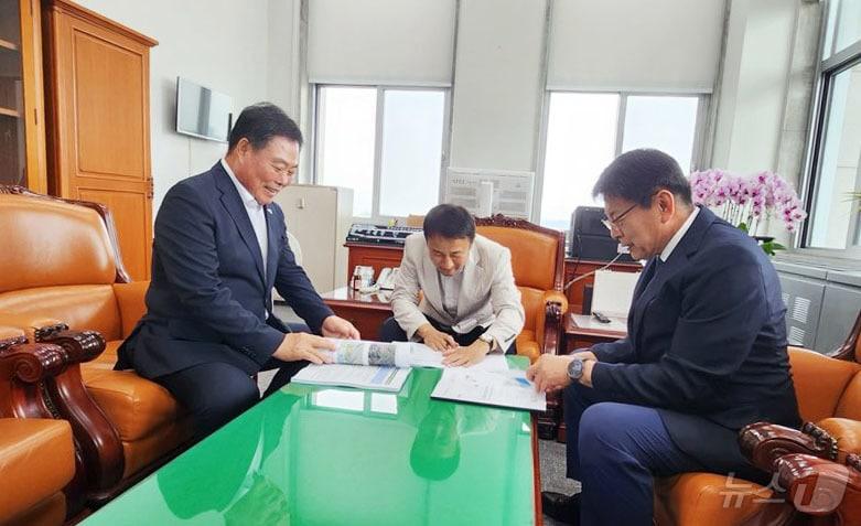 본문 이미지 - 국회에서 서삼석 국회의원 만나 예산확보에 나선 김산 무안군수 &#40;무안군 제공. 재판매 및 DB금지&#41; /뉴스1 