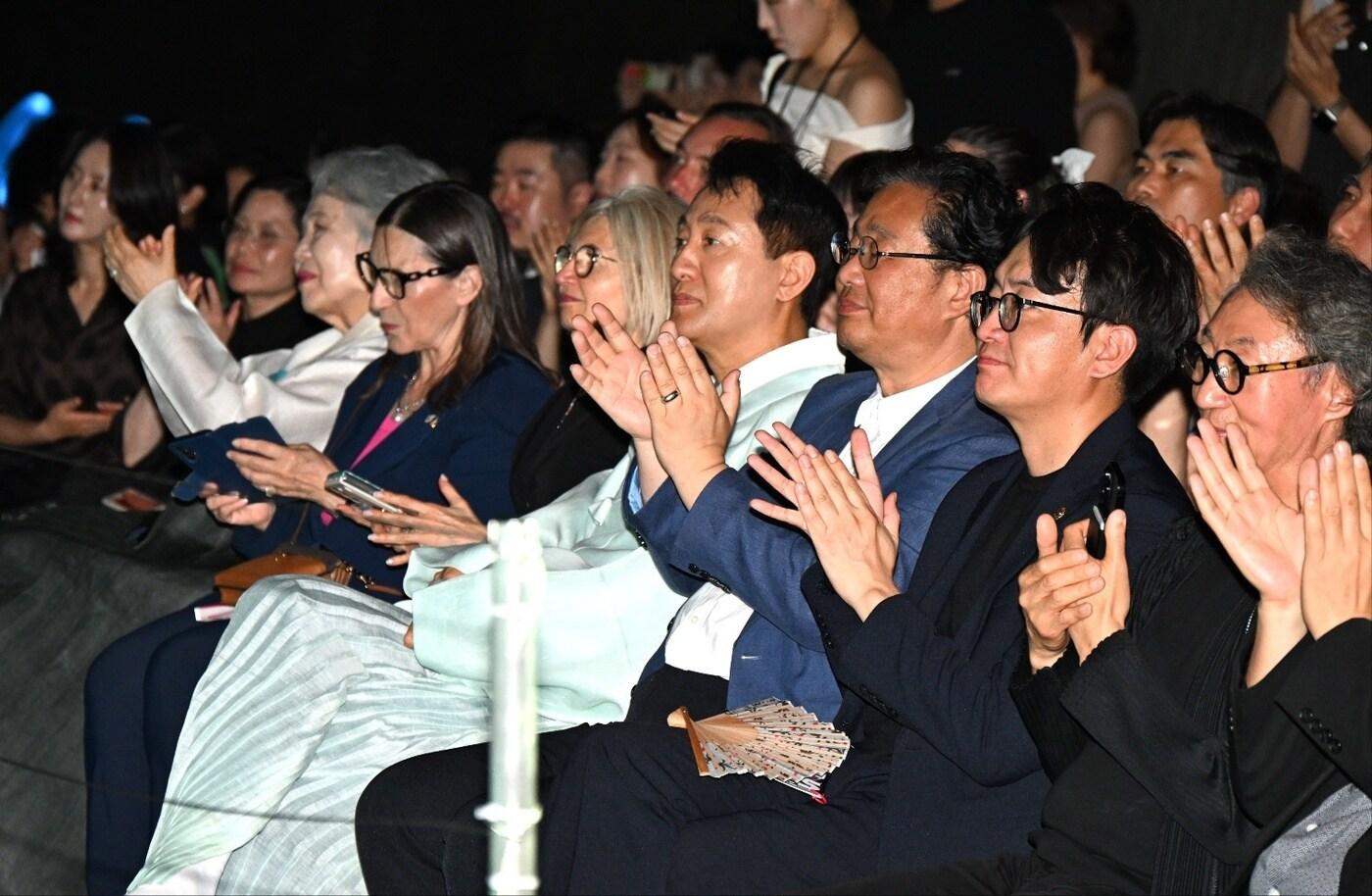 오세훈 서울시장이 31일 오후 중구 동대문디자인플라자에서 열린 &#39;서울라이트 DDP 여름&#39; 개막식에서 미디어아트 연계 한복 패션쇼를 관람하고 있다.&#40;서울시 제공&#41;