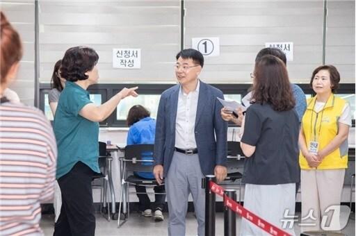 본문 이미지 - 윤일현 부산 금정구청장이 민생회복 소비쿠폰(1차) 지급 2주차를 맞아 7월29일부터 30일까지 이틀 동안 금정구 산하 16개 전 동 행정복지센터를 직접 방문했다(부산 금정구 제공. 재판매 및 DB 금지)