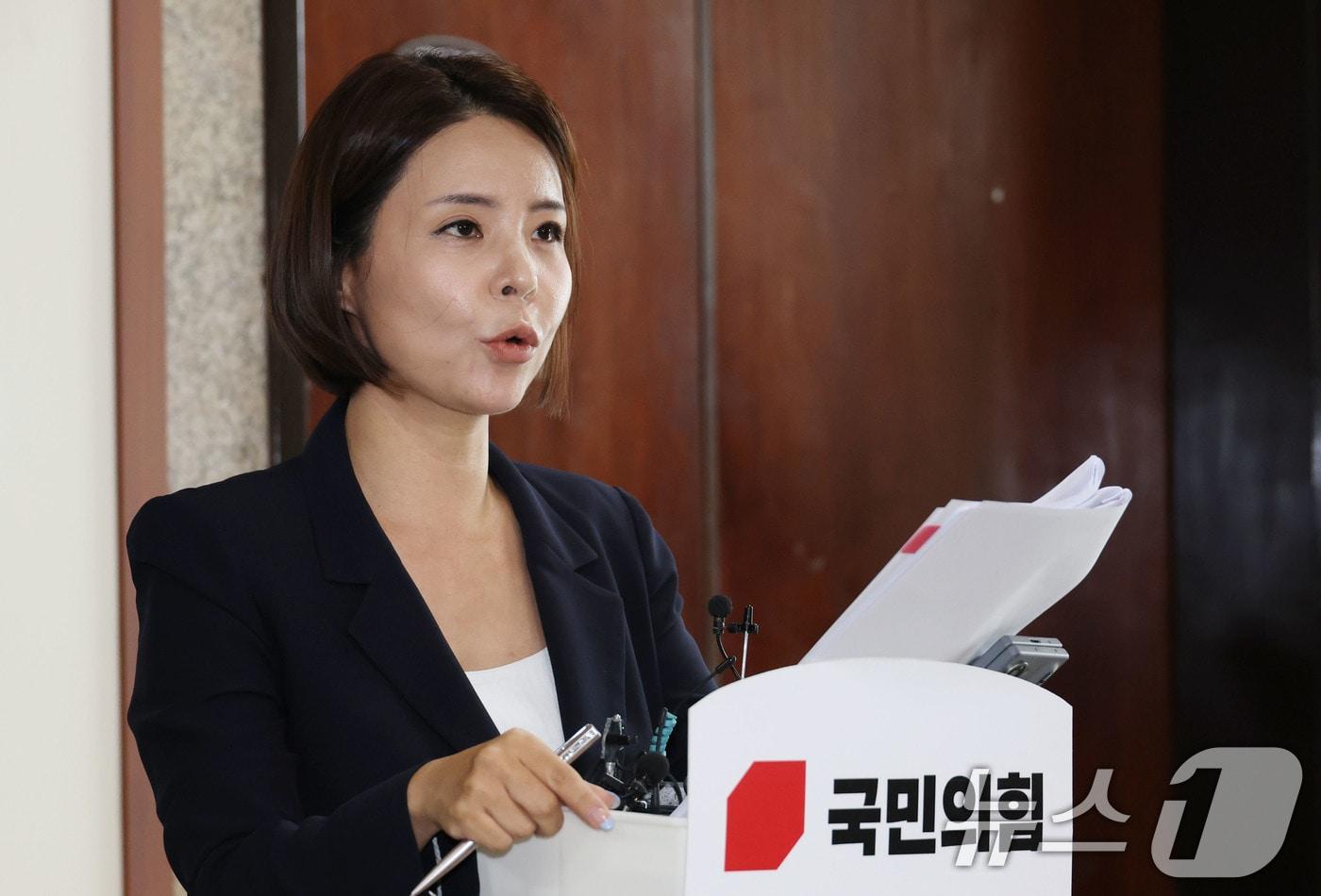 함인경 전 국민의힘 선거관리위원회 대변인이 지난 8월 1일 서울 여의도 국회에서 당대표 및 최고위원 선거 예비경선 진출자를 발표하고 있다. 2025.8.1/뉴스1 ⓒ News1 이광호 기자