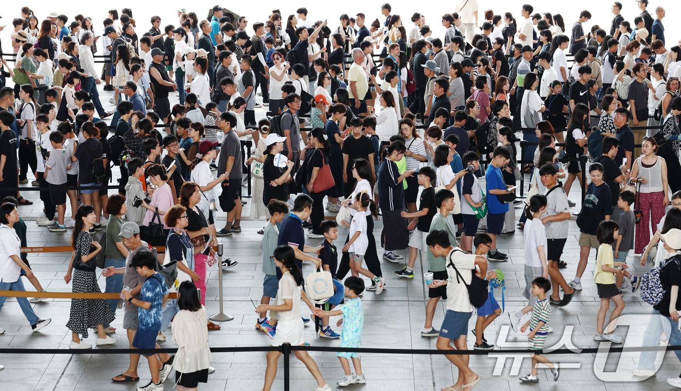 이달 1일 서울 용산구 국립중앙박물관에서 관람객들이 전시를 보기 위해 줄을 선 모습.  2025.8.1/뉴스1 ⓒ News1 김민지 기자