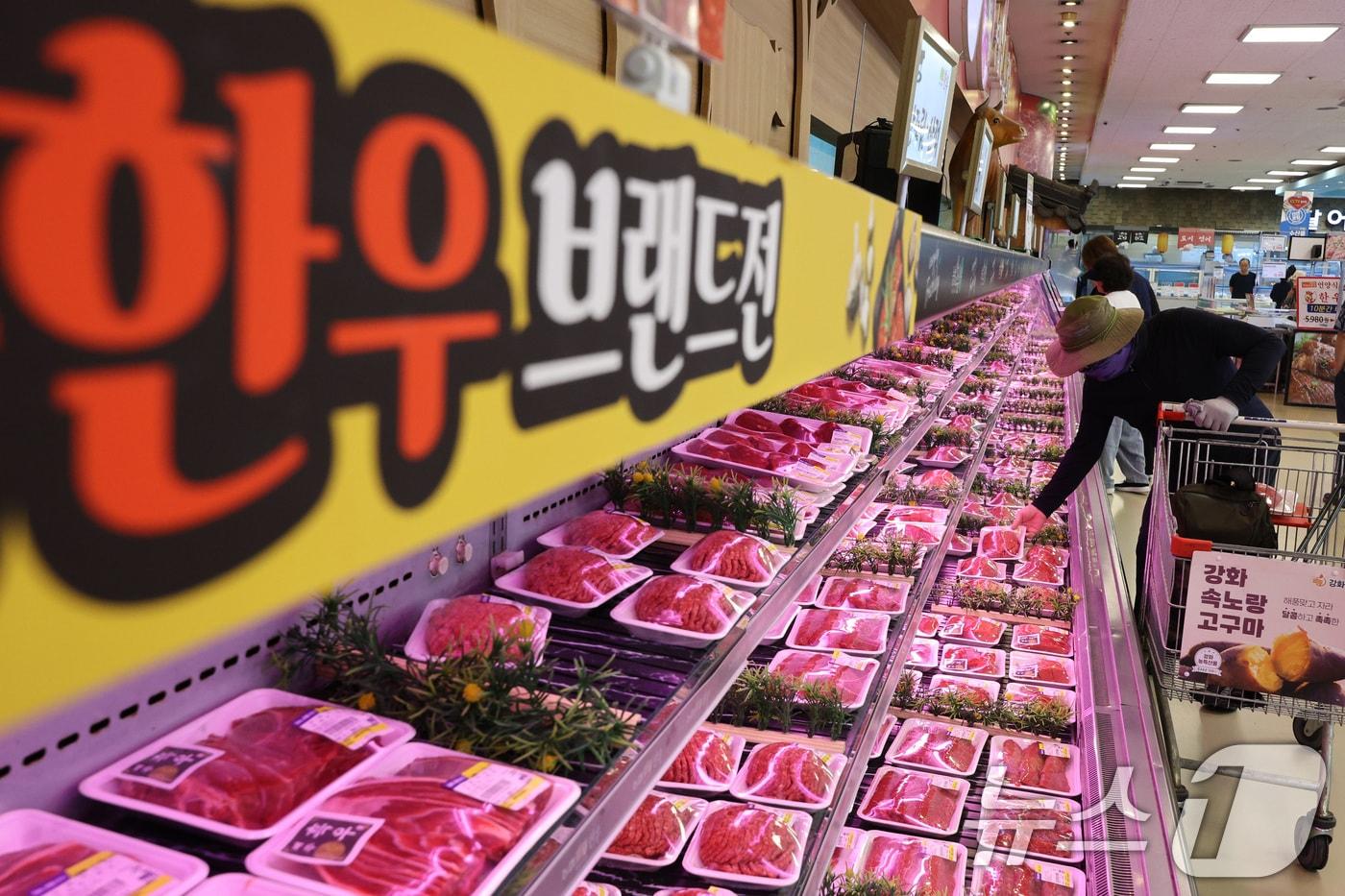 1일 서울 서초구 하나로마트 양재점을 찾은 시민들이 한우를 고르고 있다. 2025.8.1/뉴스1 ⓒ News1 신웅수 기자