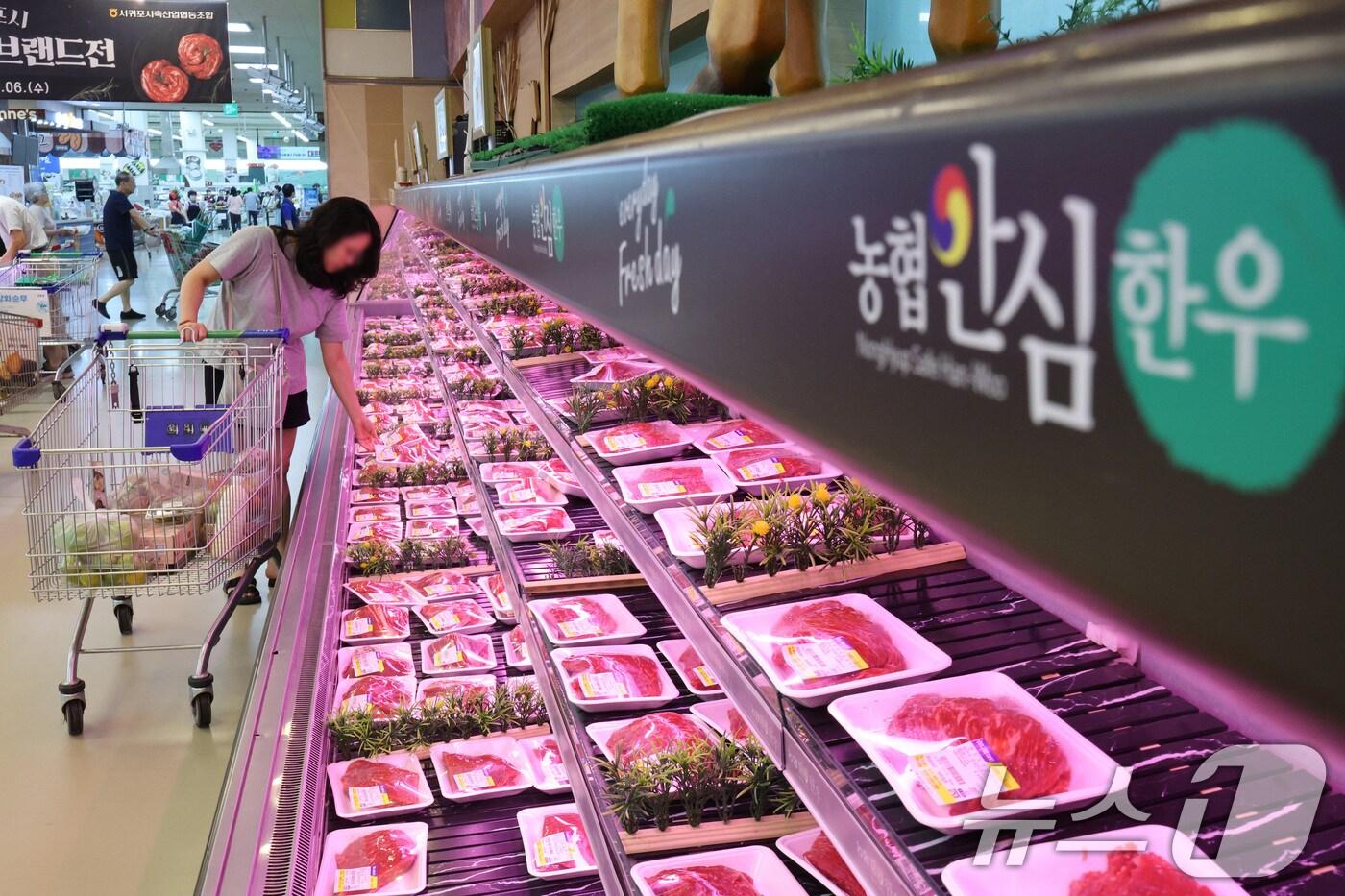 1일 서울 서초구 하나로마트 양재점을 찾은 시민들이 한우를 고르고 있다. 2025.8.1/뉴스1 ⓒ News1 신웅수 기자