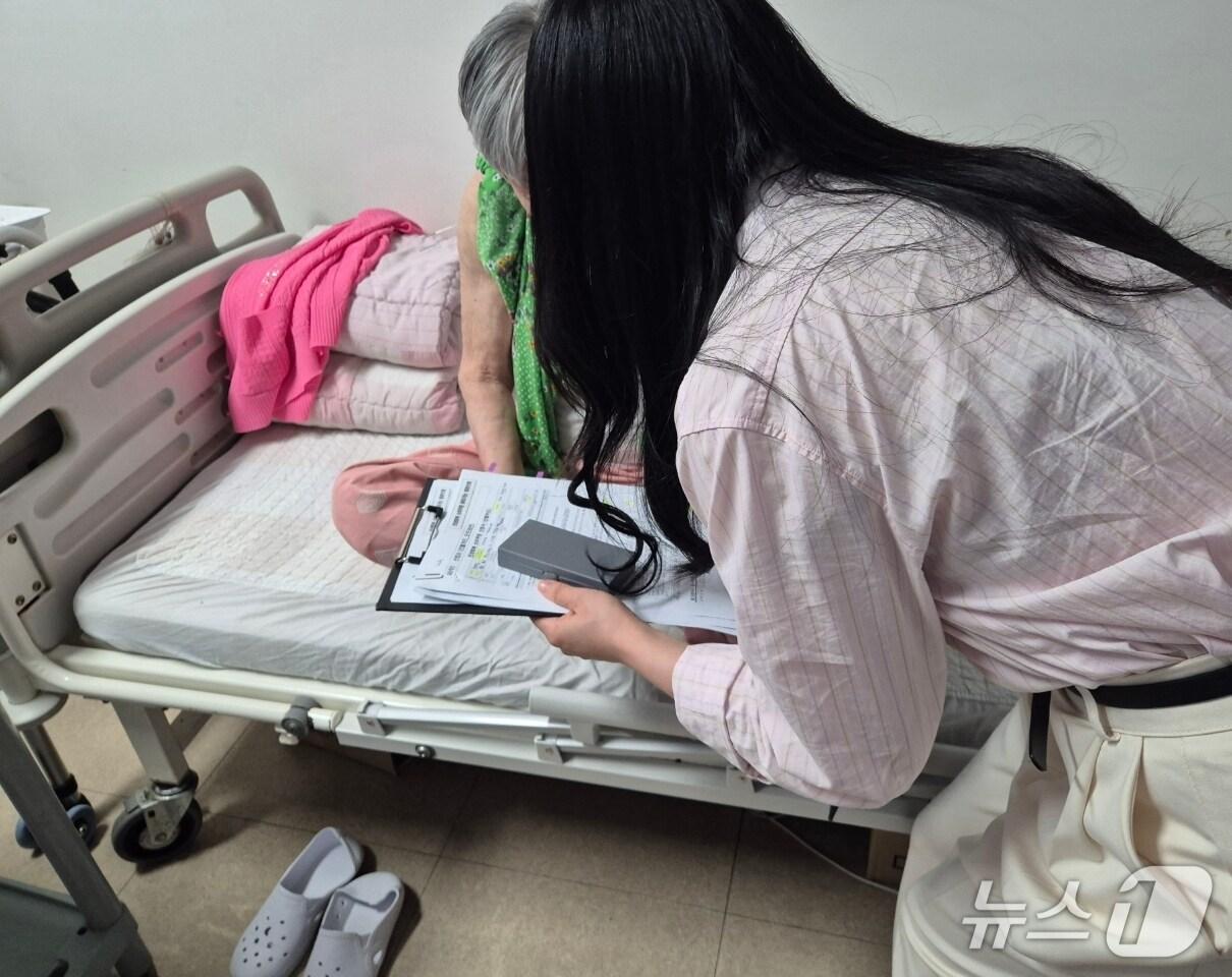 본문 이미지 - 울산 동구 공무원이 민생 회복 소비 쿠폰 '찾아가는 신청 서비스' 운영을 위해 취약계층을 상대로 신청받고 있다.(울산 동구 제공. 재판매 및 DB금지)/뉴스1