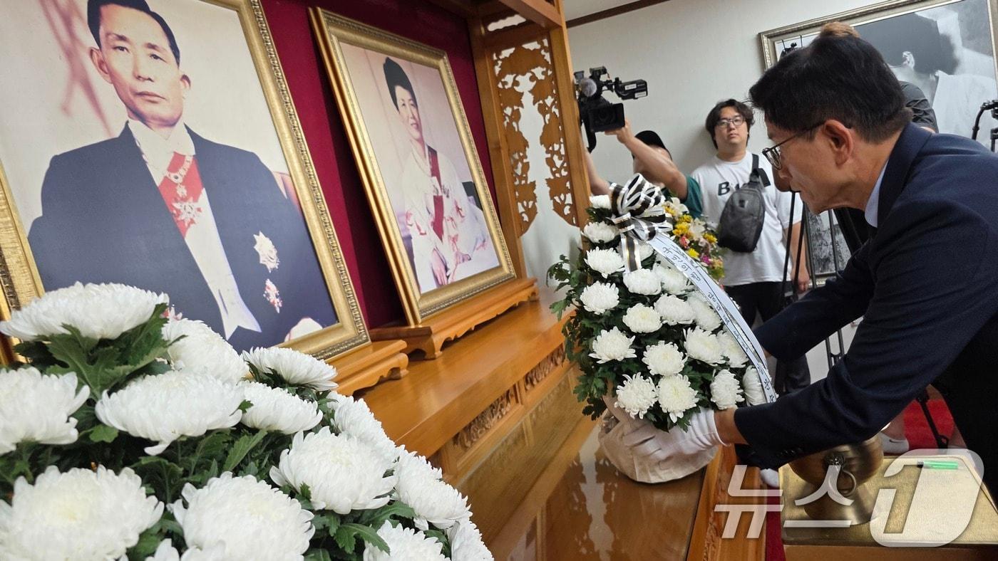 김문수 국민의힘 당 대표 후보가 1일 경북 구미시에 있는 박정희 대통령 생가를 찾아 추모관에서 헌화하고 있다. 2025.8.1/뉴스1 ⓒ News1 정우용 기자