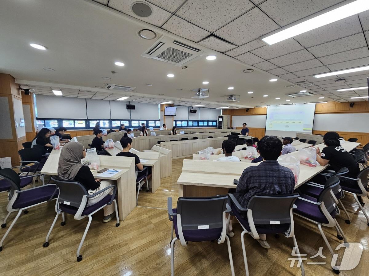 본문 이미지 - 국립한밭대학교 지역협력센터가 외국어 학습 능력향상 및 지역기업의 글로벌 역량 강화 프로그램에 참여하는 학생들을 대상으로 사전 예비교육을 진행했다.(한밭대 제공.재판매 및 DB금지)/뉴스1 