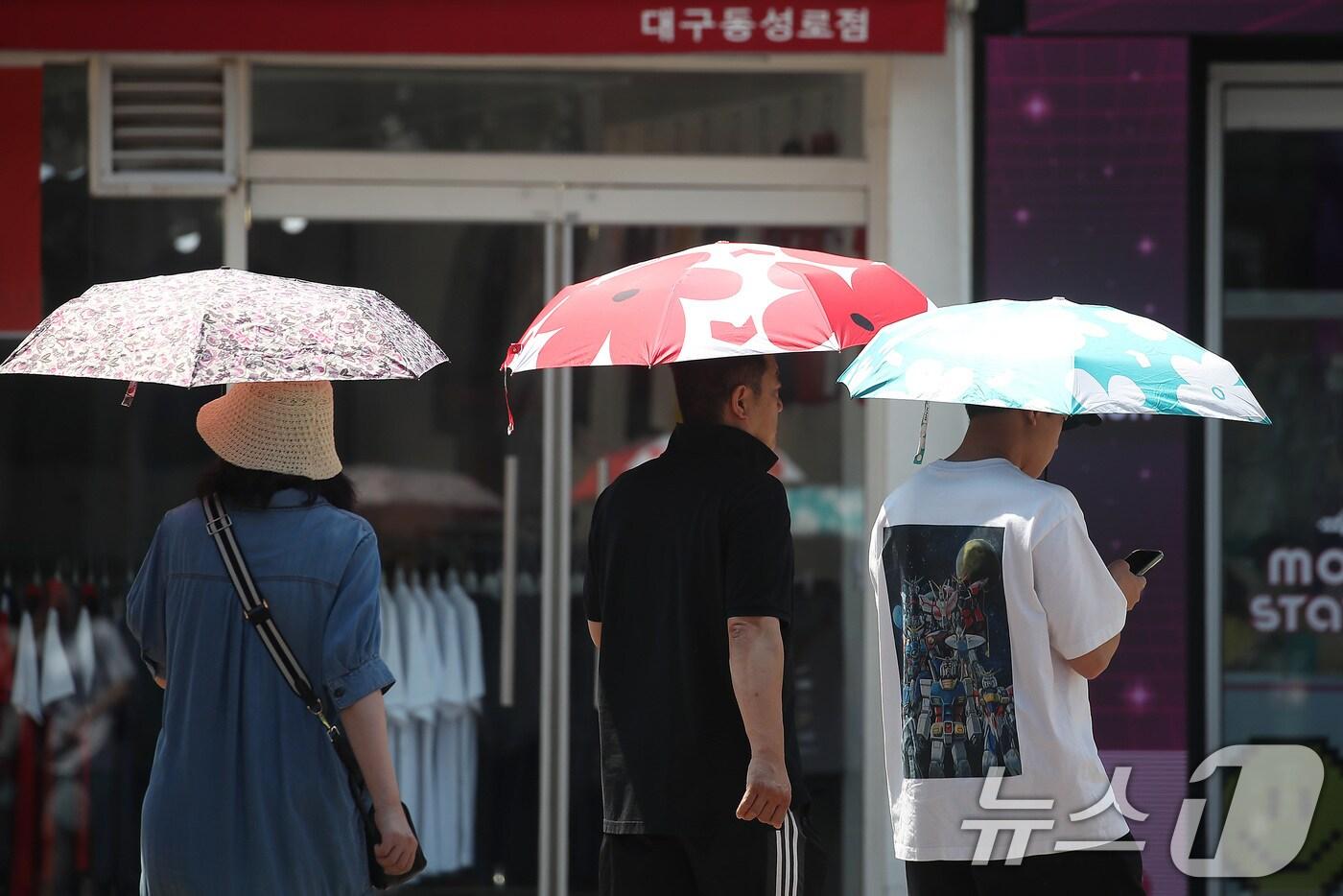 폭염이 계속된 1일 대구 중구 동성로에서 시민들이 양산을 펼쳐 뙤약볕을 가린 채 발걸음을 옮기고 있다. 2025.8.1/뉴스1 ⓒ News1 공정식 기자