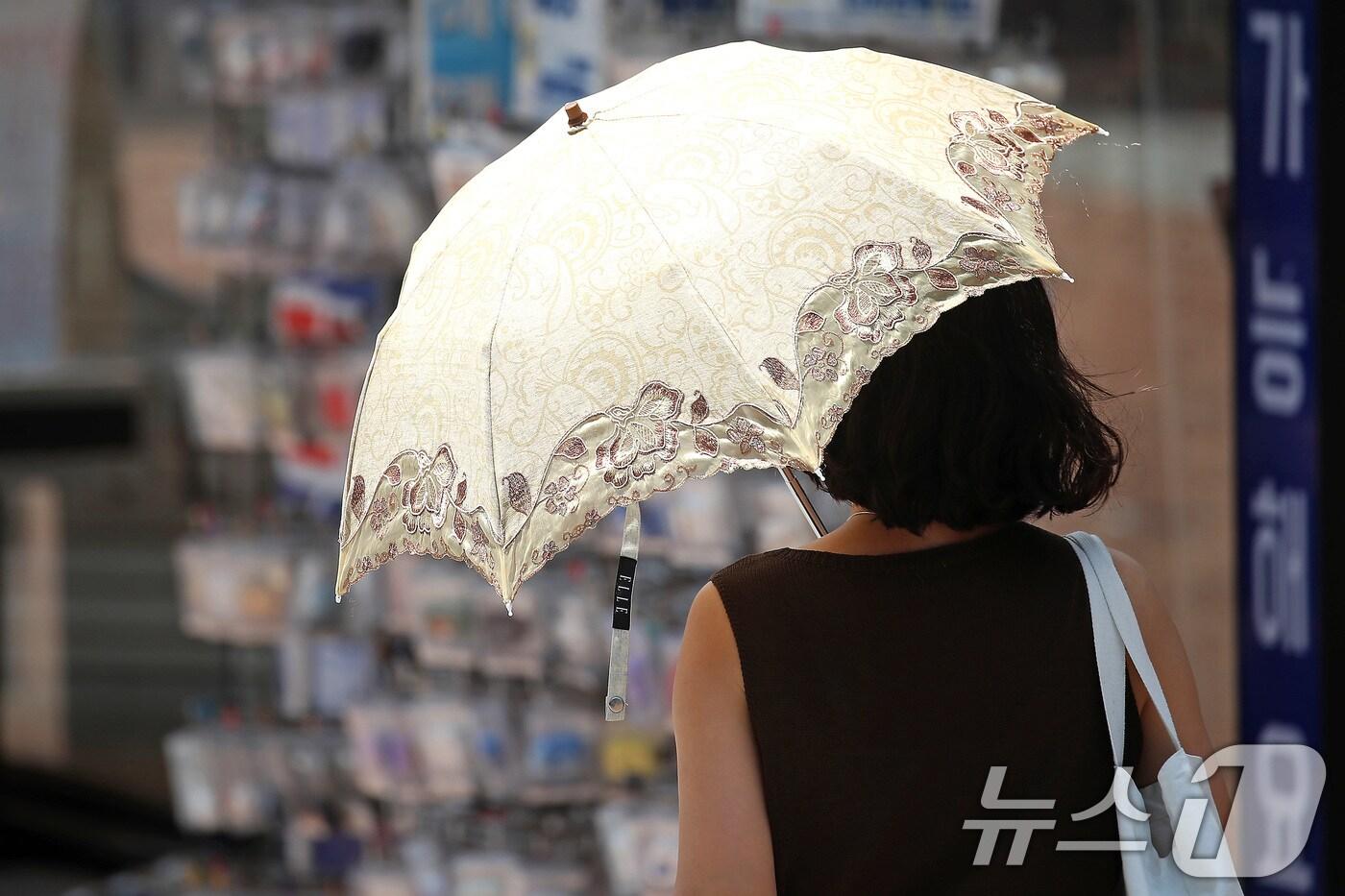 폭염이 계속된 1일 대구 중구 동성로에서 시민들이 양산을 펼쳐 뙤약볕을 가린 채 발걸음을 옮기고 있다. 2025.8.1/뉴스1 ⓒ News1 공정식 기자