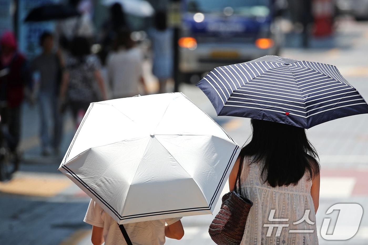 폭염이 계속된 1일 대구 중구 동성로에서 시민들이 양산을 펼쳐 뙤약볕을 가린 채 발걸음을 옮기고 있다. 2025.8.1/뉴스1 ⓒ News1 공정식 기자