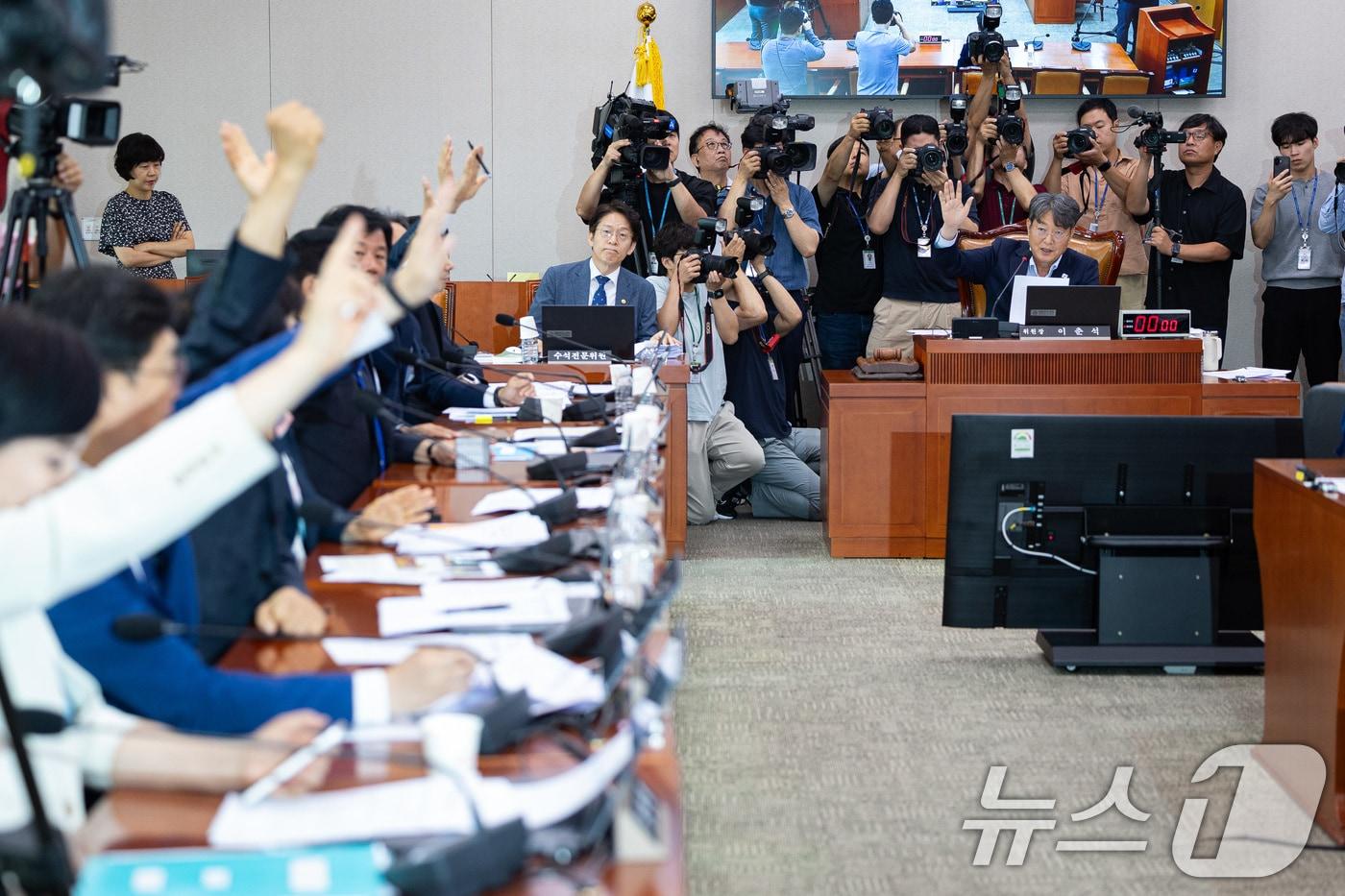 1일 서울 여의도 국회에서 열린 제427회 국회(임시회) 법제사법위원회 제5차 전체회의에서 노조법(노란봉투법) 등이 거수표결로 통과되고 있다. 2025.8.1/뉴스1 ⓒ News1 유승관 기자