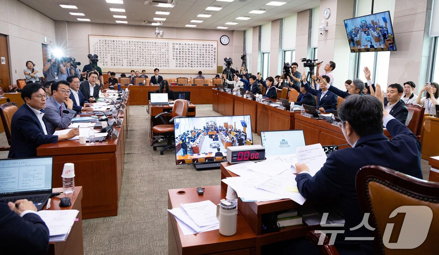 1일 서울 여의도 국회에서 열린 제427회 국회(임시회) 법제사법위원회 제5차 전체회의에서 노조법(노란봉투법) 등이 거수표결로 통과되고 있다. 2025.8.1/뉴스1 ⓒ News1 유승관 기자