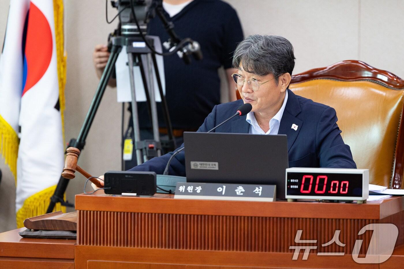 이춘석 국회 법제사법위원장이 1일 서울 여의도 국회에서 열린 제427회 국회(임시회) 법제사법위원회 제5차 전체회의에서 의사봉을 두드리고 있다. 2025.8.1/뉴스1 ⓒ News1 유승관 기자