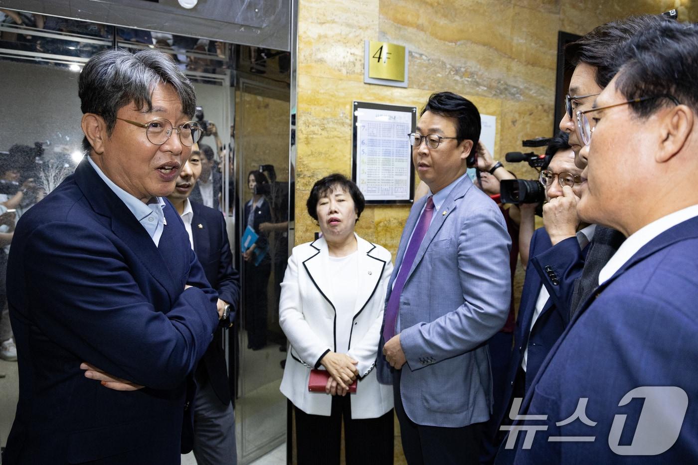 1일 서울 여의도 국회에서 열린 제427회 국회(임시회) 법제사법위원회 제5차 전체회의 종료 후 국민의힘 의원들이 이춘석 법사위원장에게 의사진행에 대해 항의하고 있다. 2025.8.1/뉴스1 ⓒ News1 유승관 기자