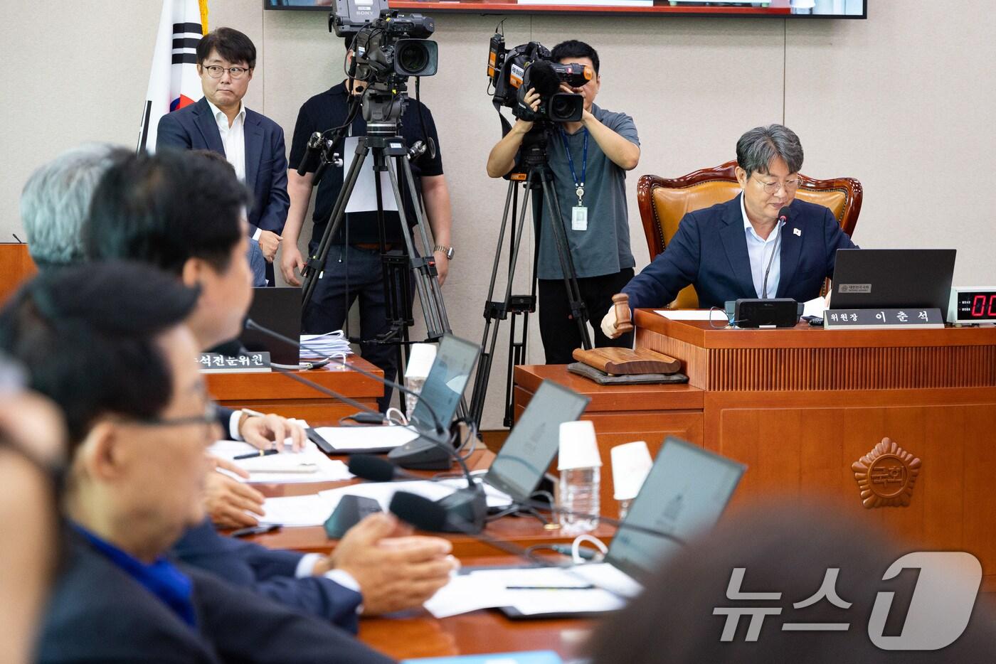 이춘석 국회 법제사법위원장이 1일 서울 여의도 국회에서 열린 제427회 국회(임시회) 법제사법위원회 제5차 전체회의에서 의사봉을 두드리고 있다. 2025.8.1/뉴스1 ⓒ News1 유승관 기자