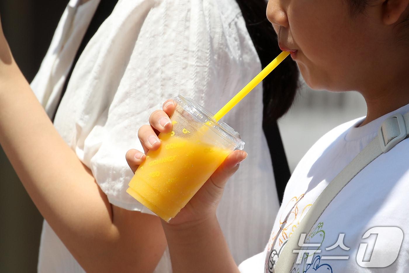 지난 1일 대구 중구 동성로에서 시원한 음료를 손에 든 시민들이 발걸음을 옮기고 있다. 뉴스1 ⓒ News1 공정식 기자