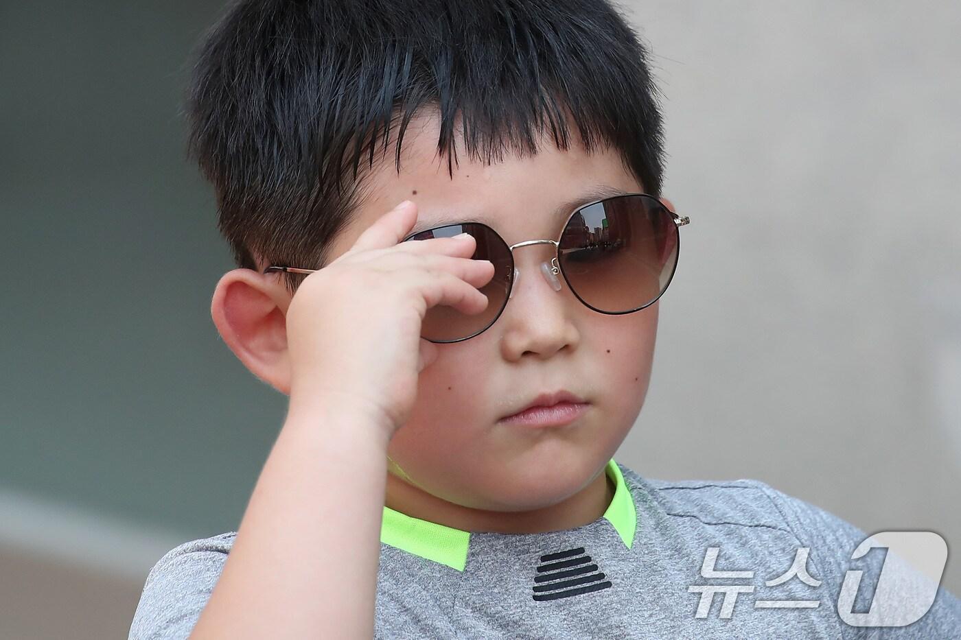 대구 중구 동성로에서 한 어린이가 선글라스로 따가운 햇볕을 가린 채 발걸음을 옮기고 있다. 2025.8.1/뉴스1 ⓒ News1 공정식 기자