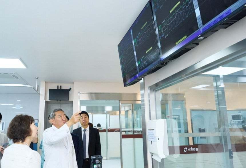 본문 이미지 -  하헌영 인천나은병원장(왼쪽 두 번째)이 병동에 설치돼 있는 씽크 모니터를 살펴보고 있다. (대웅제약 제공)