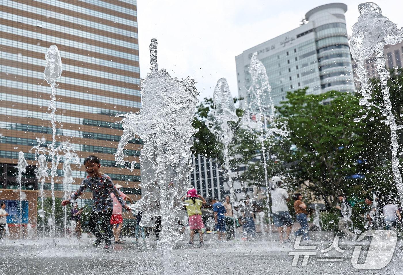 무더위가 이어진 1일 서울 종로구 광화문광장 바닥분수에서 어린이들이 물놀이하며 더위를 식히고 있다. 2025.8.1/뉴스1 ⓒ News1 김도우 기자