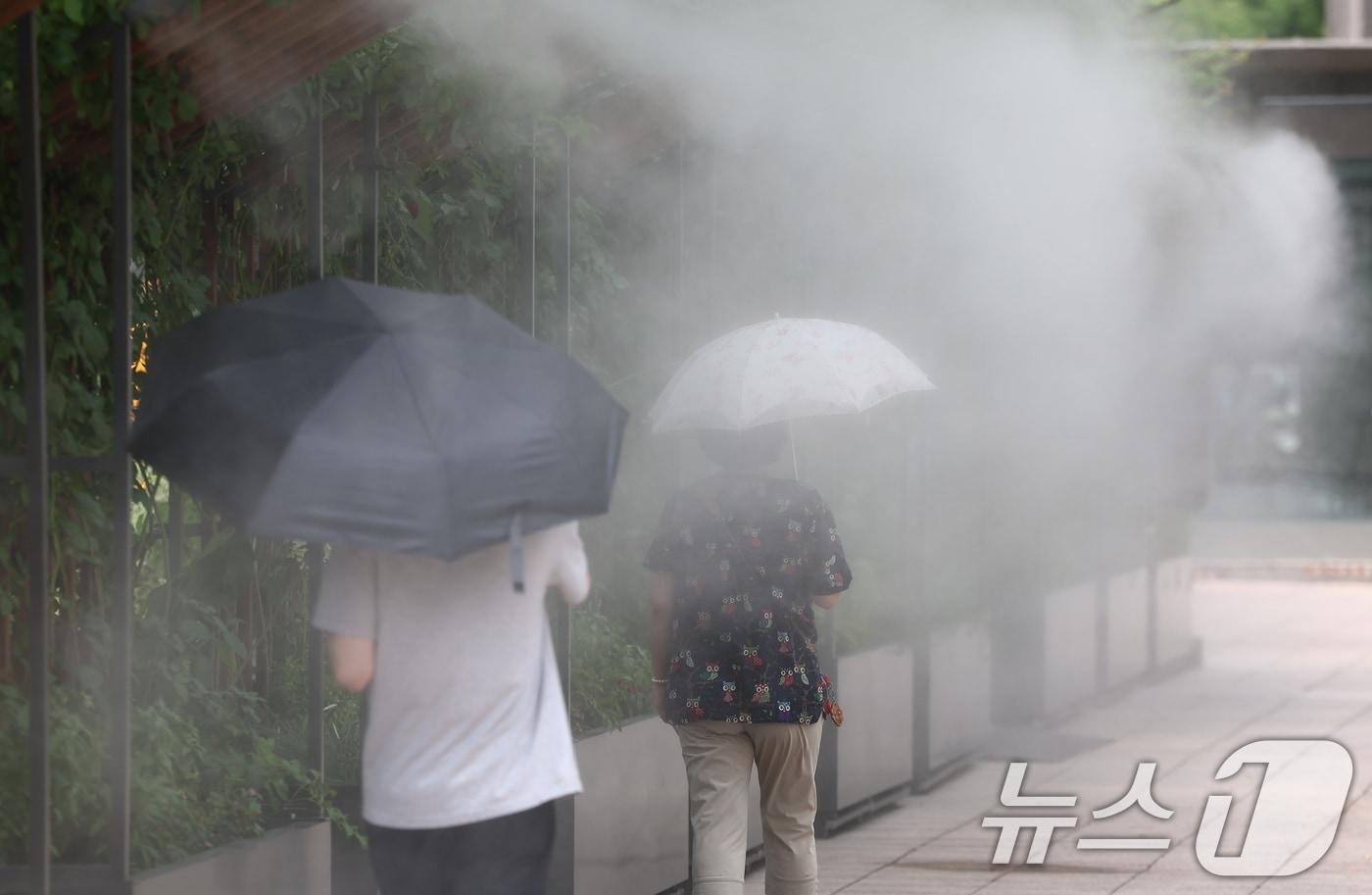 지난 1일 시민들이 서울 중구 서울시청 앞 쿨링포그를 지나고 있다. 2025.8.1/뉴스1 ⓒ News1 김도우 기자