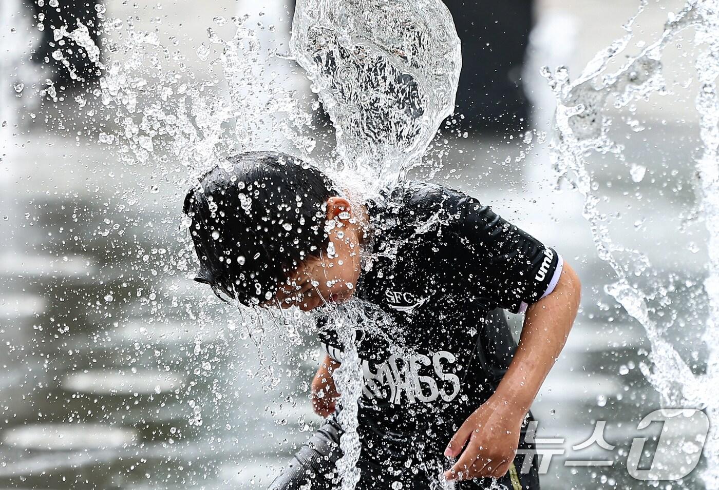 무더위가 이어진 1일 서울 종로구 광화문광장 바닥분수에서 어린이들이 물놀이하며 더위를 식히고 있다. 2025.8.1/뉴스1 ⓒ News1 김도우 기자