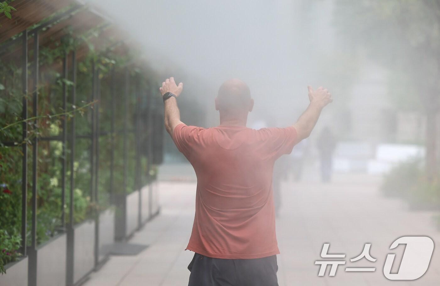 무더위가 이어진 1일 시민들이 서울 중구 서울시청 앞 쿨링포그를 지나고 있다. 2025.8.1/뉴스1 ⓒ News1 김도우 기자