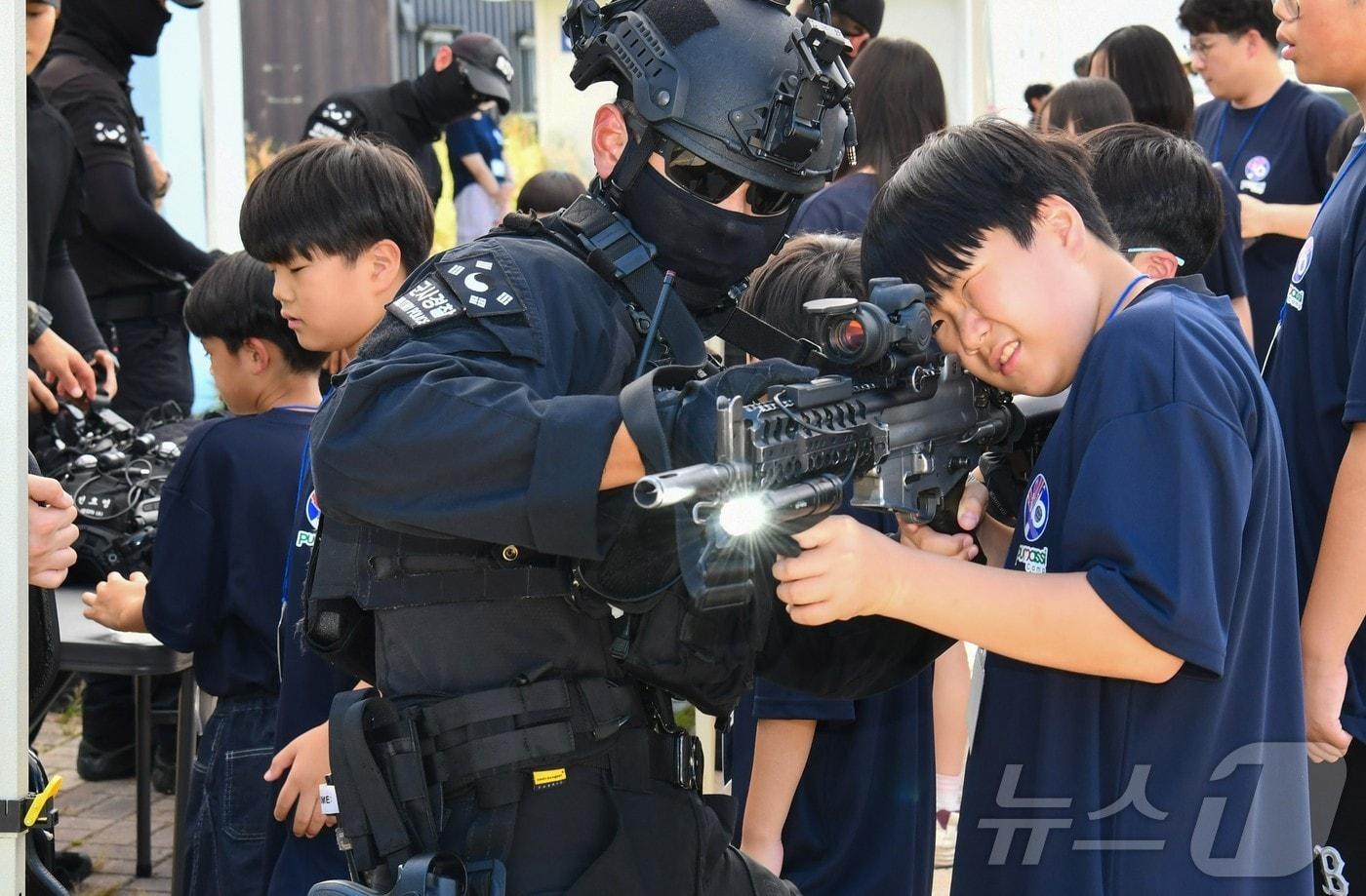 공군 제16전투비행단은 7월 30일부터 1일까지 3일간 사회적 배려 청소년 100여명을 대상으로 ‘병영체험 캠프’를 실시했다. 2025.8.1/뉴스1 ⓒ News1 김대벽기자