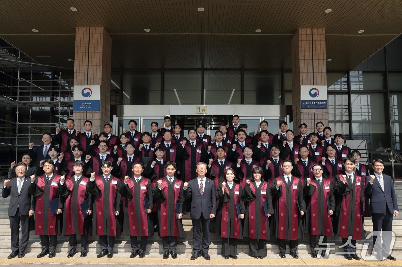 정성호 법무부 장관(앞줄 가운데)이 1일 법무관 전역자 및 경력법조인 등 49명의 경력 검사 신규 임용식을 갖고 기념촬영을 하고 있다. 2025.8.1.ⓒ 뉴스1(법무부 제공)
