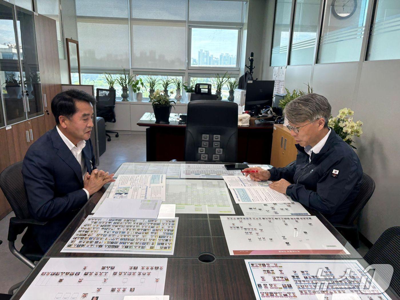 본문 이미지 - 1일 최재형 보은군수가 기재부를 방문해 지역 현안사업을 설명하며 국비 지원을 요청하고 있다. &#40;보은군 제공, 재판매 및 DB금지&#41; /뉴스1 