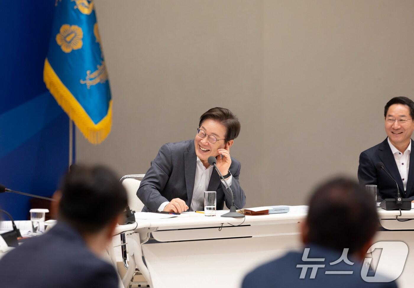 이재명 대통령이 1일 서울 용산 대통령실 청사에서 열린 전국 시·도지사 간담회에서 미소를 짓고 있다. &#40;대통령실 제공. 재판매 및 DB금지&#41; 2025.8.1/뉴스1 ⓒ News1 이재명 기자