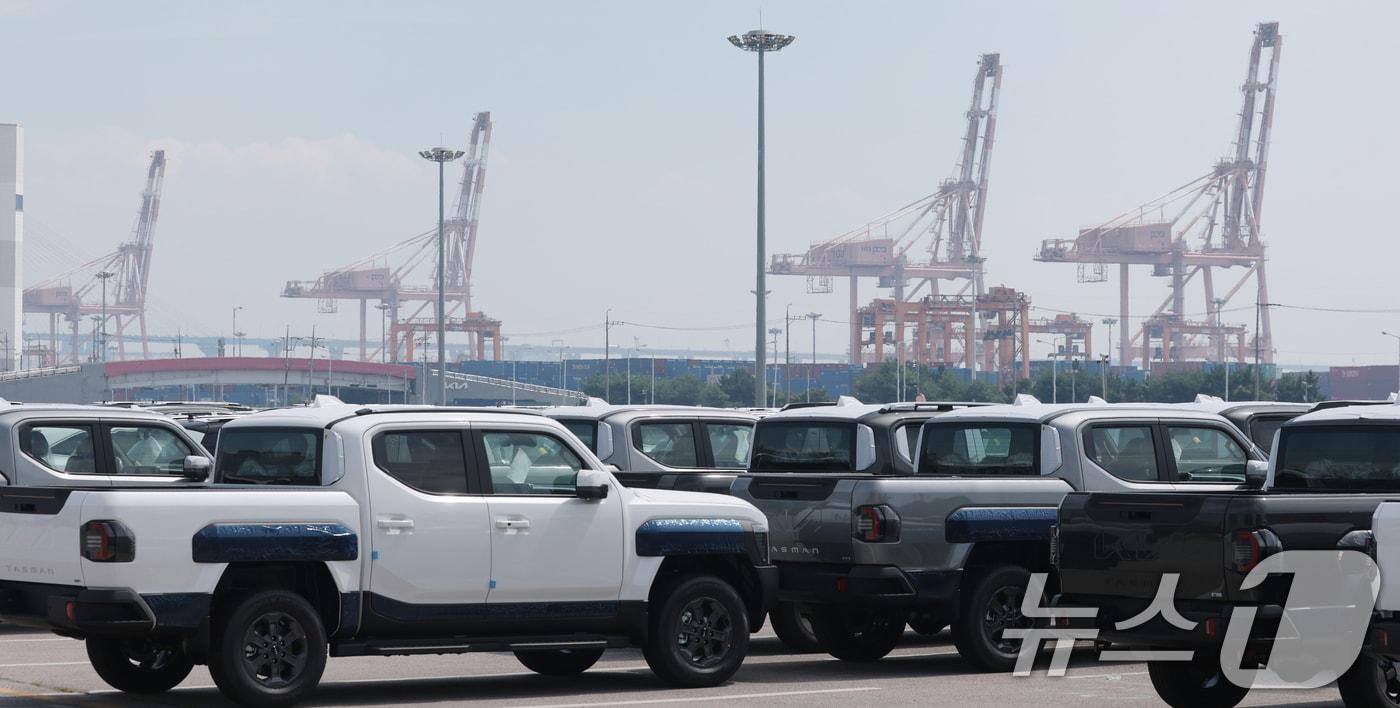 경기 평택시 포승읍 평택항에 수출용 차량이 세워져 있는 모습. 2025.8.1/뉴스1 ⓒ News1 김영운 기자