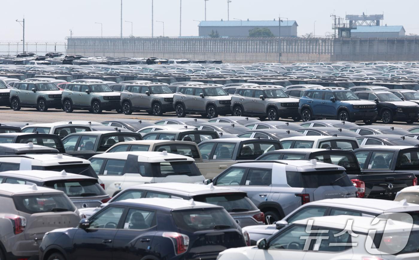  1일 경기 평택시 포승읍 평택항에 수출용 차량이 세워져 있는 모습. 2025.8.1/뉴스1 ⓒ News1 김영운 기자