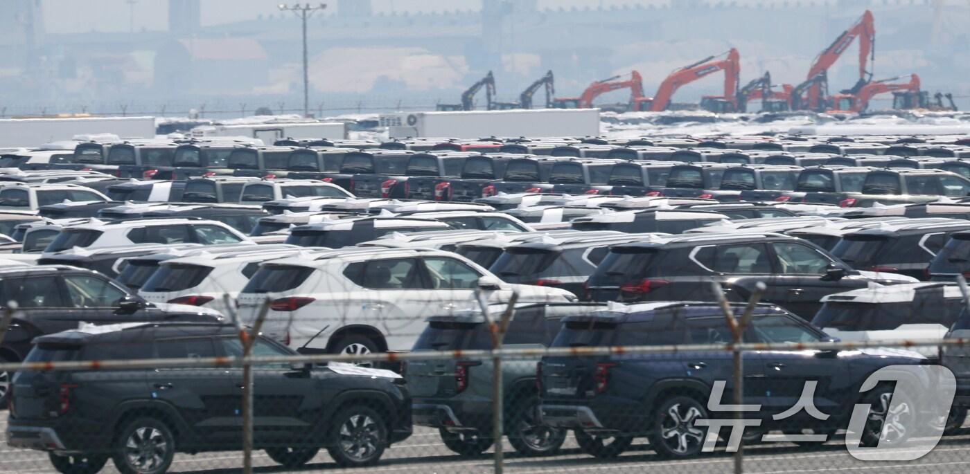  경기 평택시 포승읍 평택항에 수출용 차량이 세워져 있는 모습. 2025.8.1/뉴스1 ⓒ News1 김영운 기자