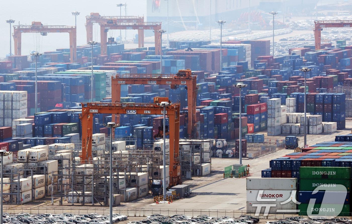 1일 경기 평택시 포승읍 평택항에 수출용 컨테이너가 쌓여있는 모습. 2025.8.1/뉴스1 ⓒ News1 김영운 기자