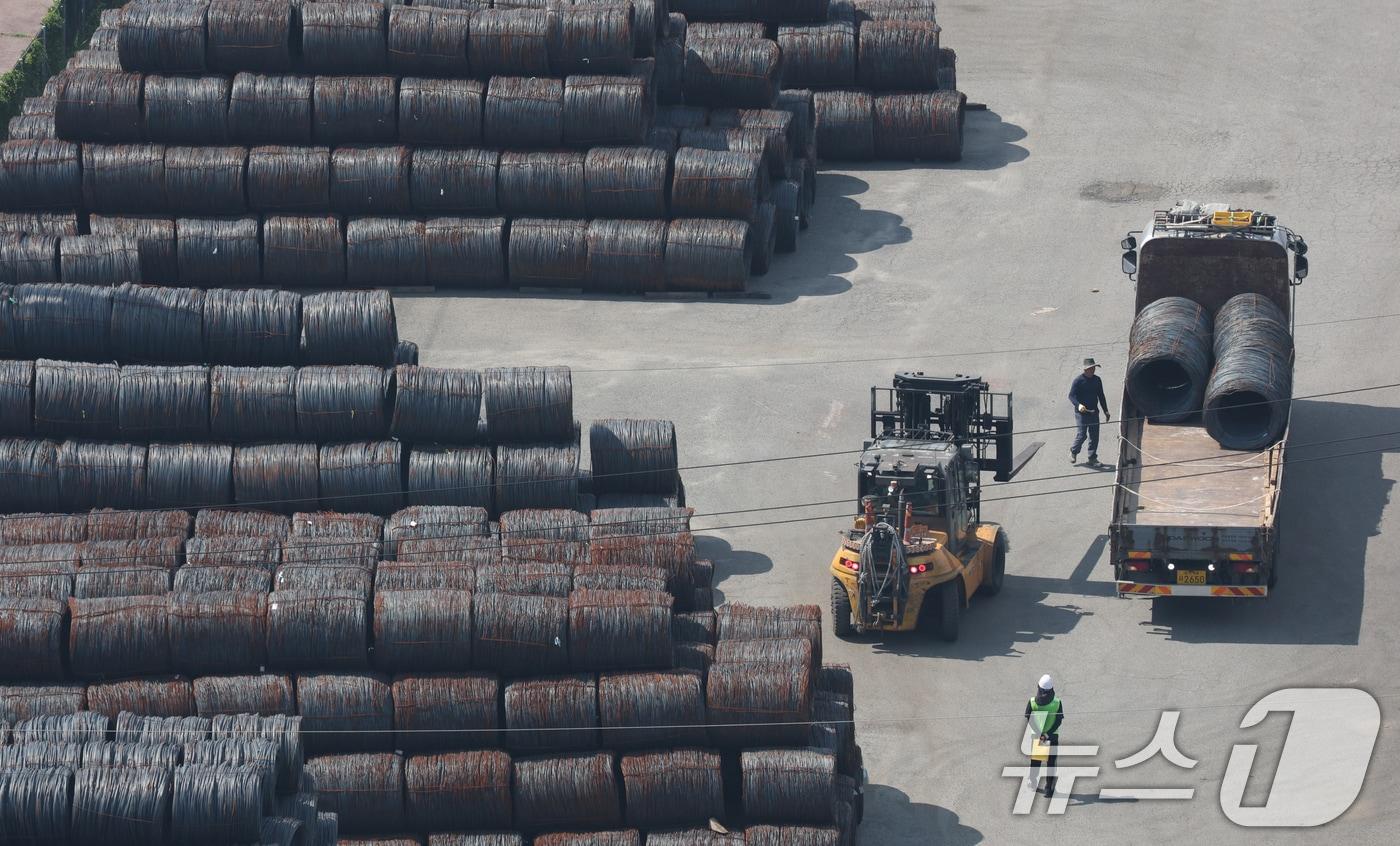 경기 평택시 포승읍 평택항에 철강 제품이 쌓여있는 모습&#40;자료사진&#41; 2025.8.1/뉴스1 ⓒ News1 김영운 기자