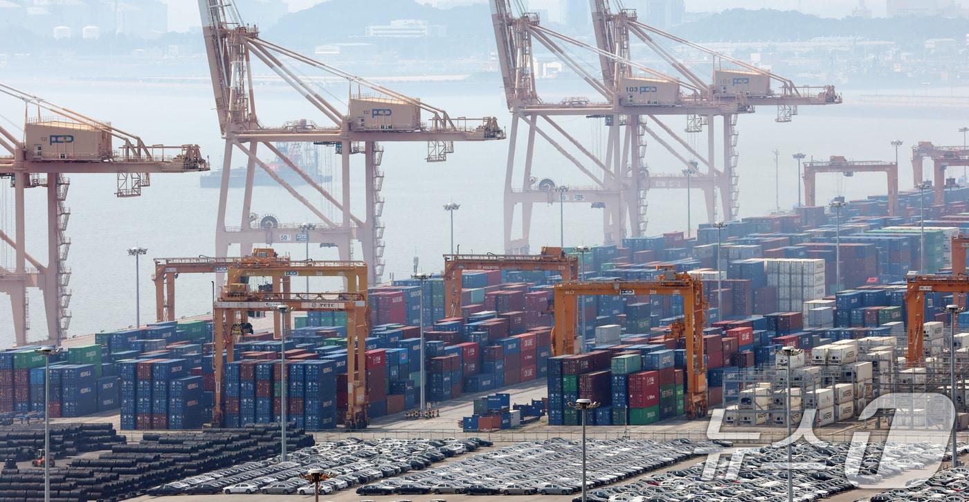 1일 경기 평택시 포승읍 평택항에 수출용 컨테이너가 쌓여있는 모습. 2025.8.1/뉴스1 ⓒ News1 김영운 기자