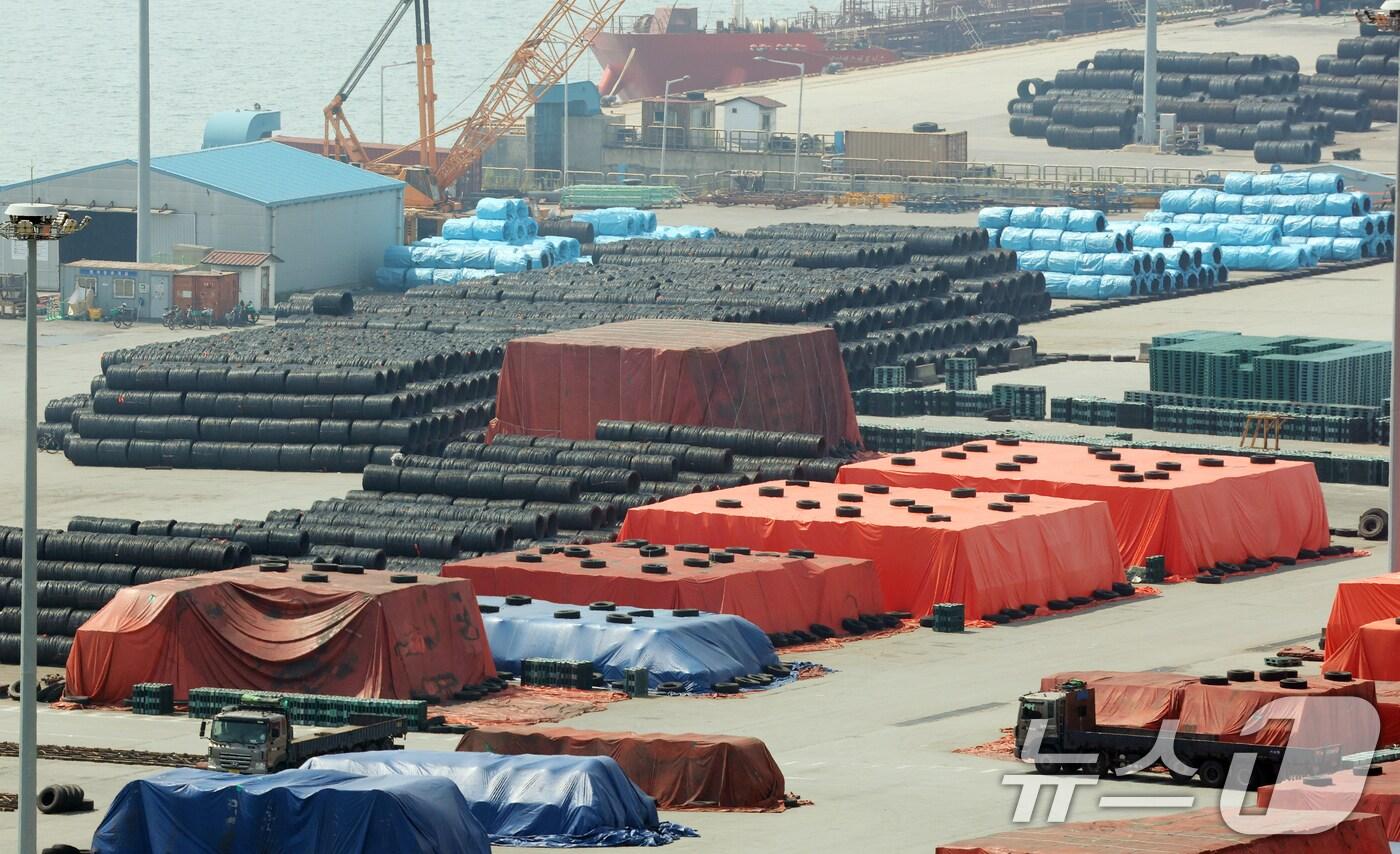 경기 평택시 포승읍 평택항에 수출을 앞둔 상품이 쌓여있는 모습 &#40;자료사진&#41; /뉴스1 ⓒ News1 김영운 기자