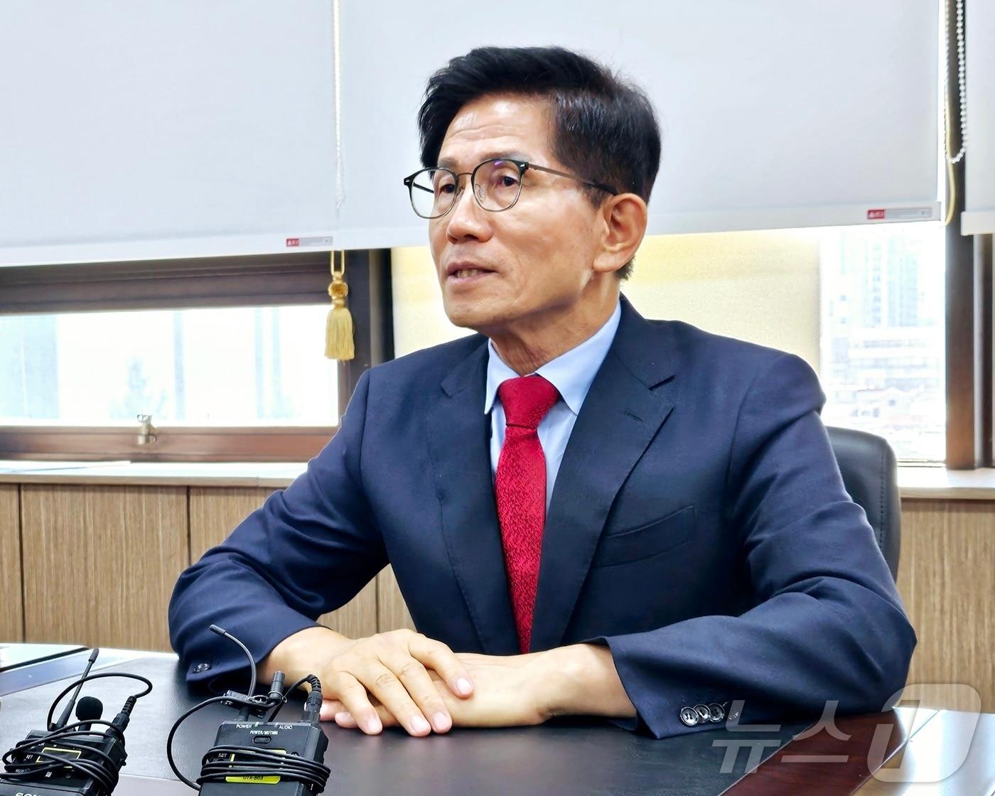 본문 이미지 - 국민의힘 당권 주자인 김문수 후보가 1일 오후 대구 수성구 범어동 국민의힘 경북도당 회의실에서 기자들과 만나 질문에 답하고 있다. ⓒ News1 남승렬 기자