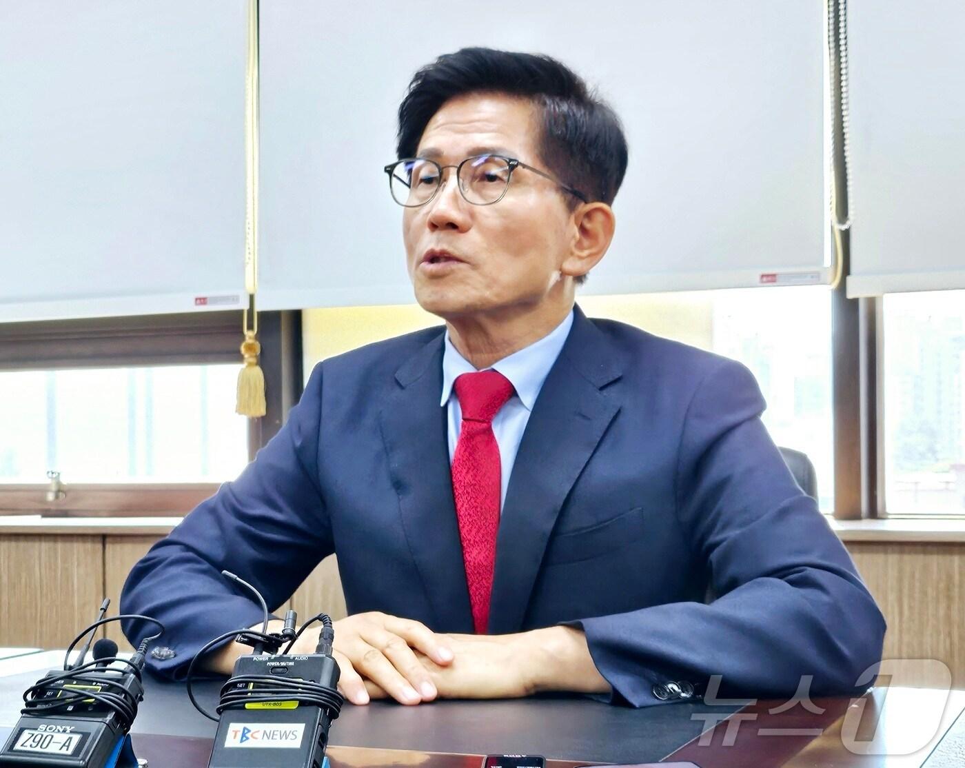 본문 이미지 - 국민의힘 당권 주자인 김문수 후보가 1일 오후 대구 수성구 범어동 국민의힘 경북도당 회의실에서 기자들과 만나 질문에 답하고 있다. ⓒ News1 남승렬 기자