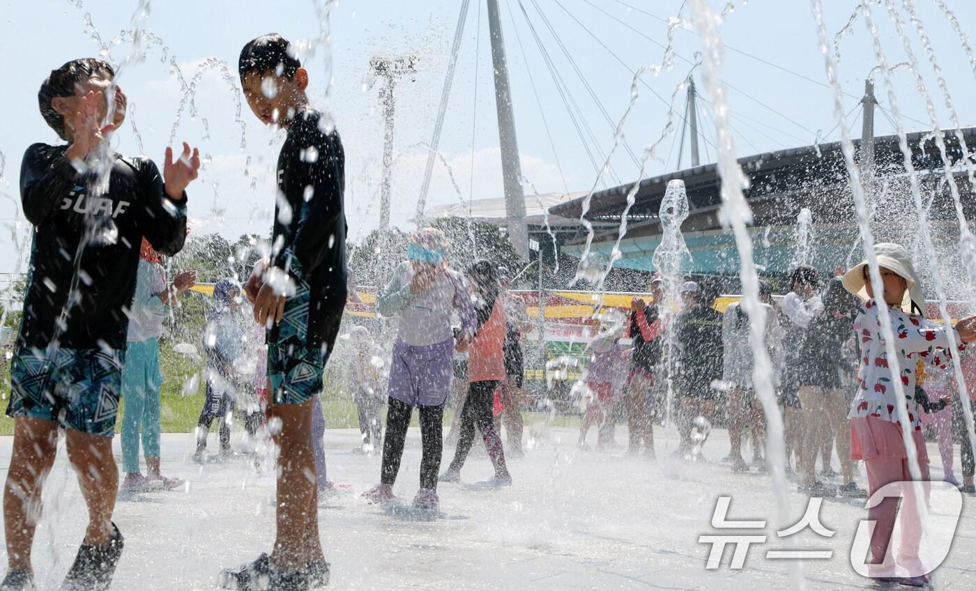 연일 무더위가 이어진 1일 전북 전주시 월드컵경기장에 마련된 물놀이장을 찾은 어린이들이 물놀이를 하며 더위를 식히고 있다. 2025.8.1/뉴스1 ⓒ News1 유경석 기자