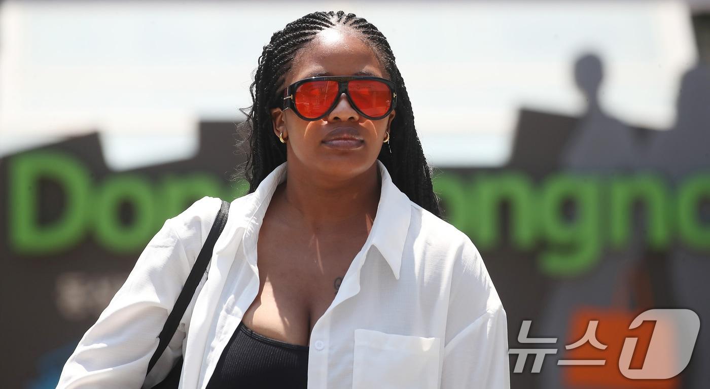 폭염이 계속된 1일 대구 중구 동성로를 찾은 남아공 출신의 아산다&#40;27·여&#41; 씨가 뜨거운 태양을 피해 발걸음을 옮기고 있다. ⓒ News1 공정식 기자